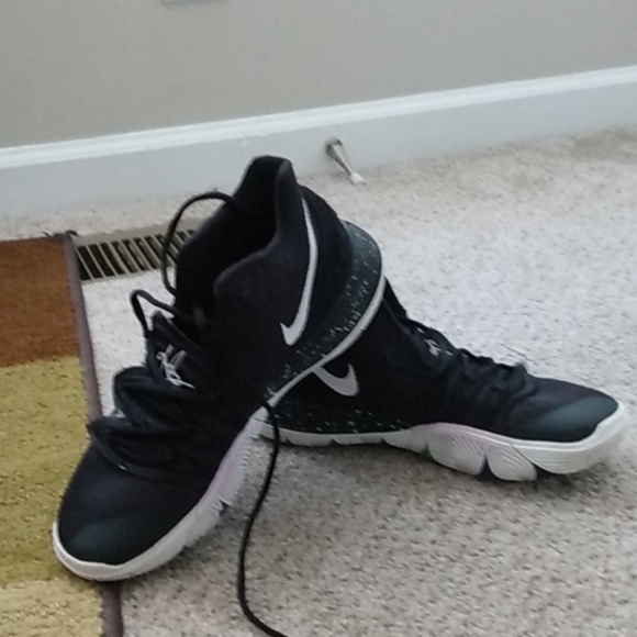 black kyrie 5s